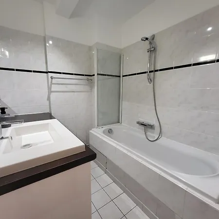 Spacious And Comfortable - Perfect For Families & Friends - Near Public Transportation Apartment